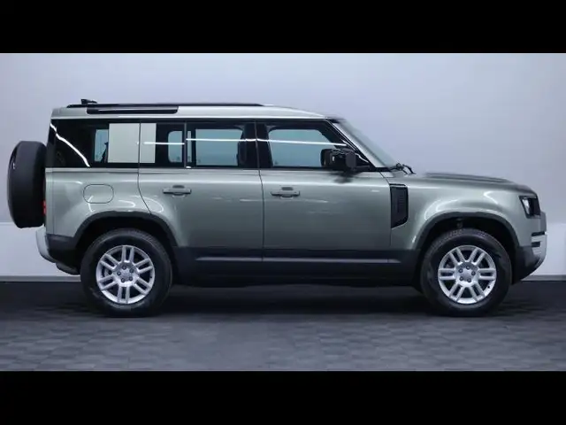 Land Rover Defender 110 view 4
