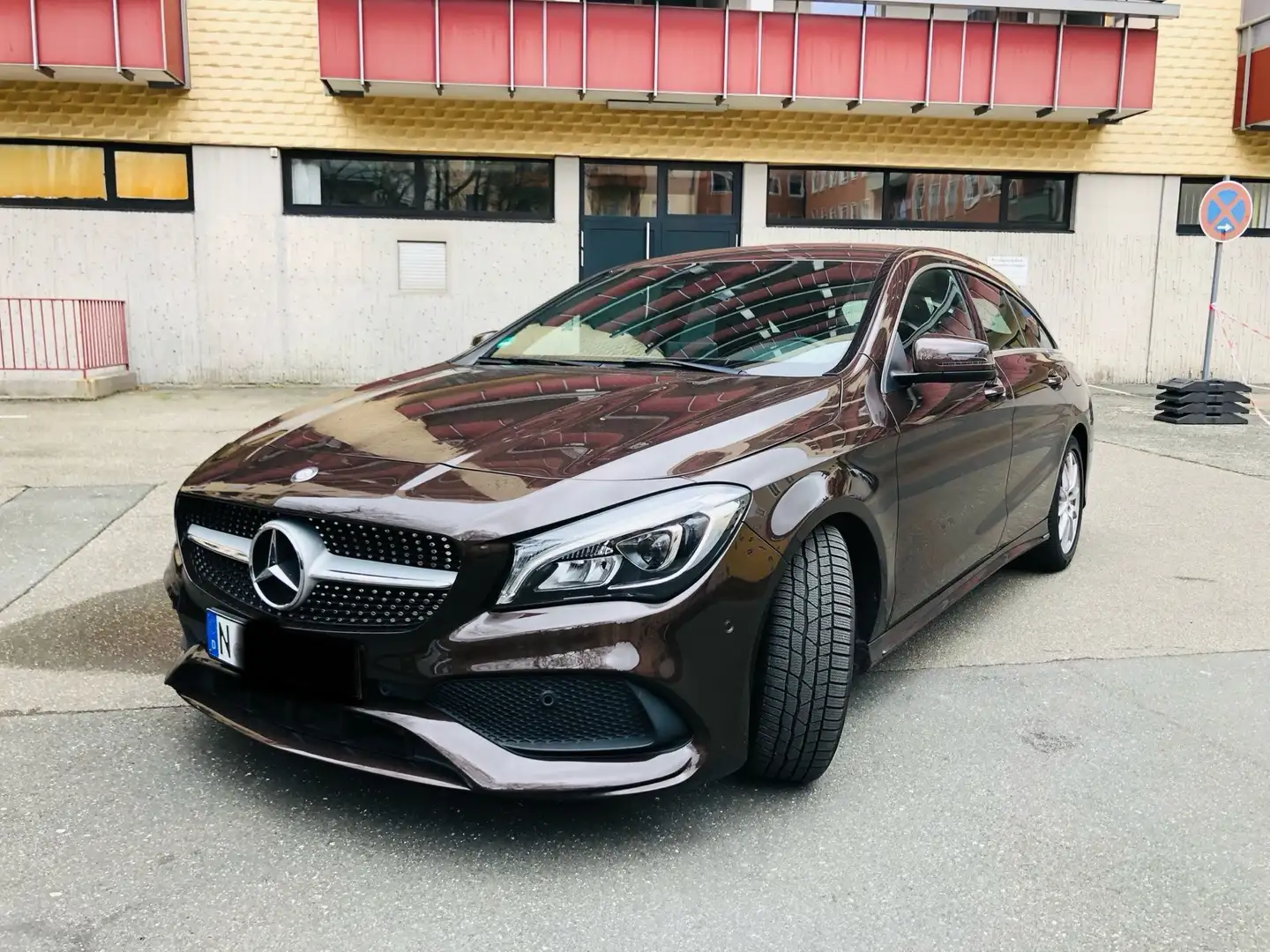 Mercedes-Benz CLA 220 Shooting Brake d AMG Line Brun - 1