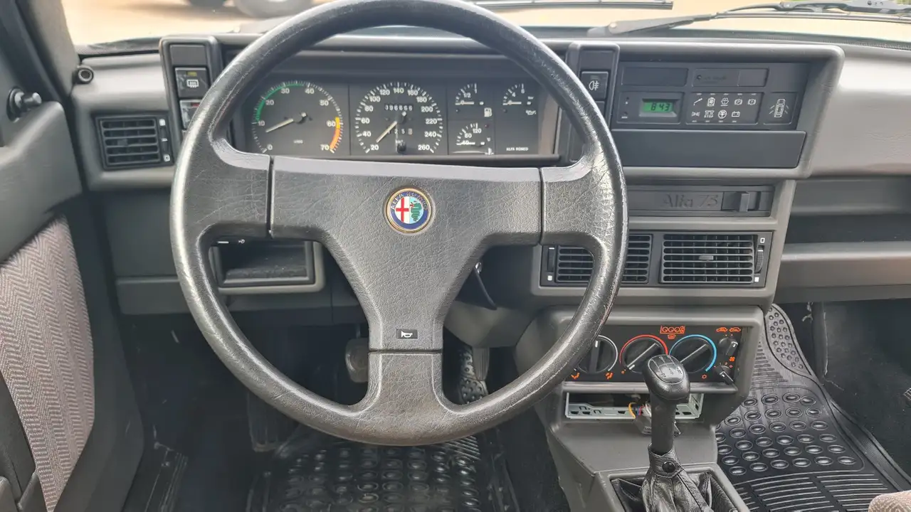 Alfa Romeo 75 2.0i ts, foto 12