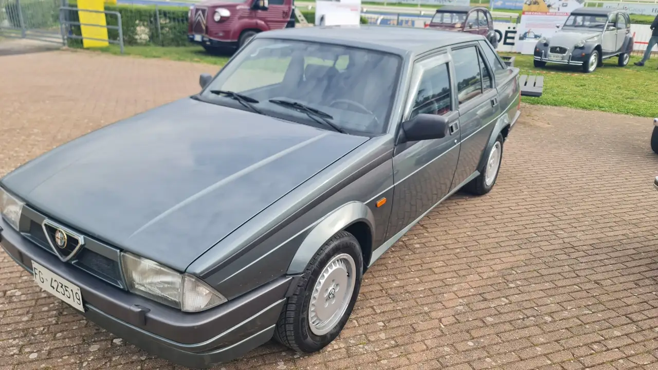 Alfa Romeo 75 2.0i ts, foto 1