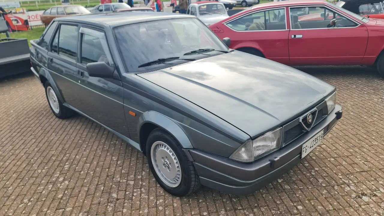 Alfa Romeo 75 2.0i ts, foto 2