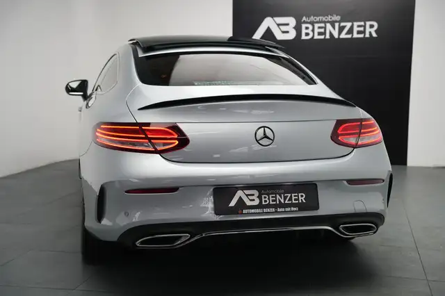 Mercedes-Benz 220 view 8