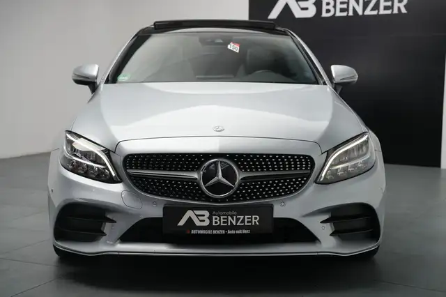 Mercedes-Benz 220 view 2