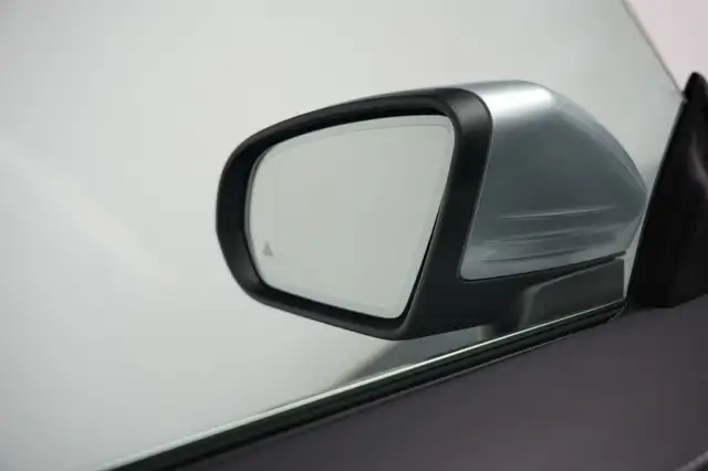 Mercedes-Benz 220 view 13