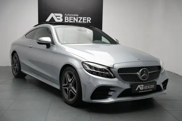 Mercedes-Benz 220 main image