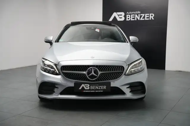 Mercedes-Benz 220 view 3