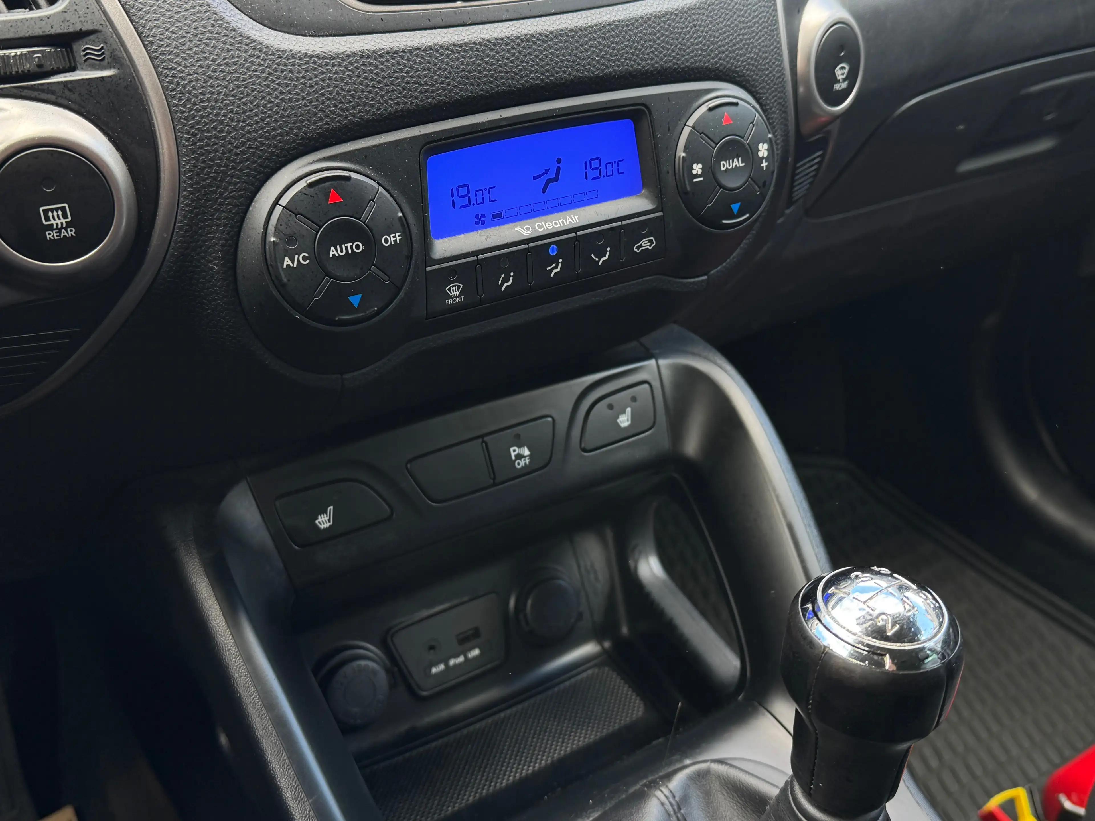 Hyundai iX35 2.0i 2WD Airco Cuir Jante Reglt Vts Carnet Garantie — photo 15