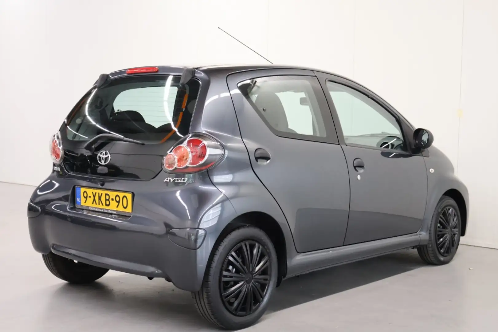 Toyota Aygo 1.0 VVT-i Now Gris - 2