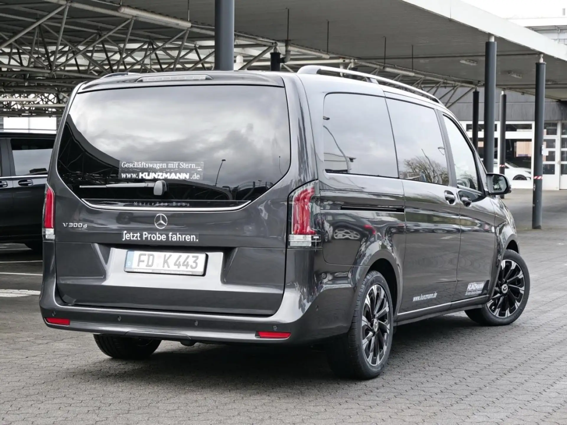 벤츠 Mercedes-Benz V 300 d STYLE Lang Standhzg Distronic 360° AHK 2026 블랙 사진 3