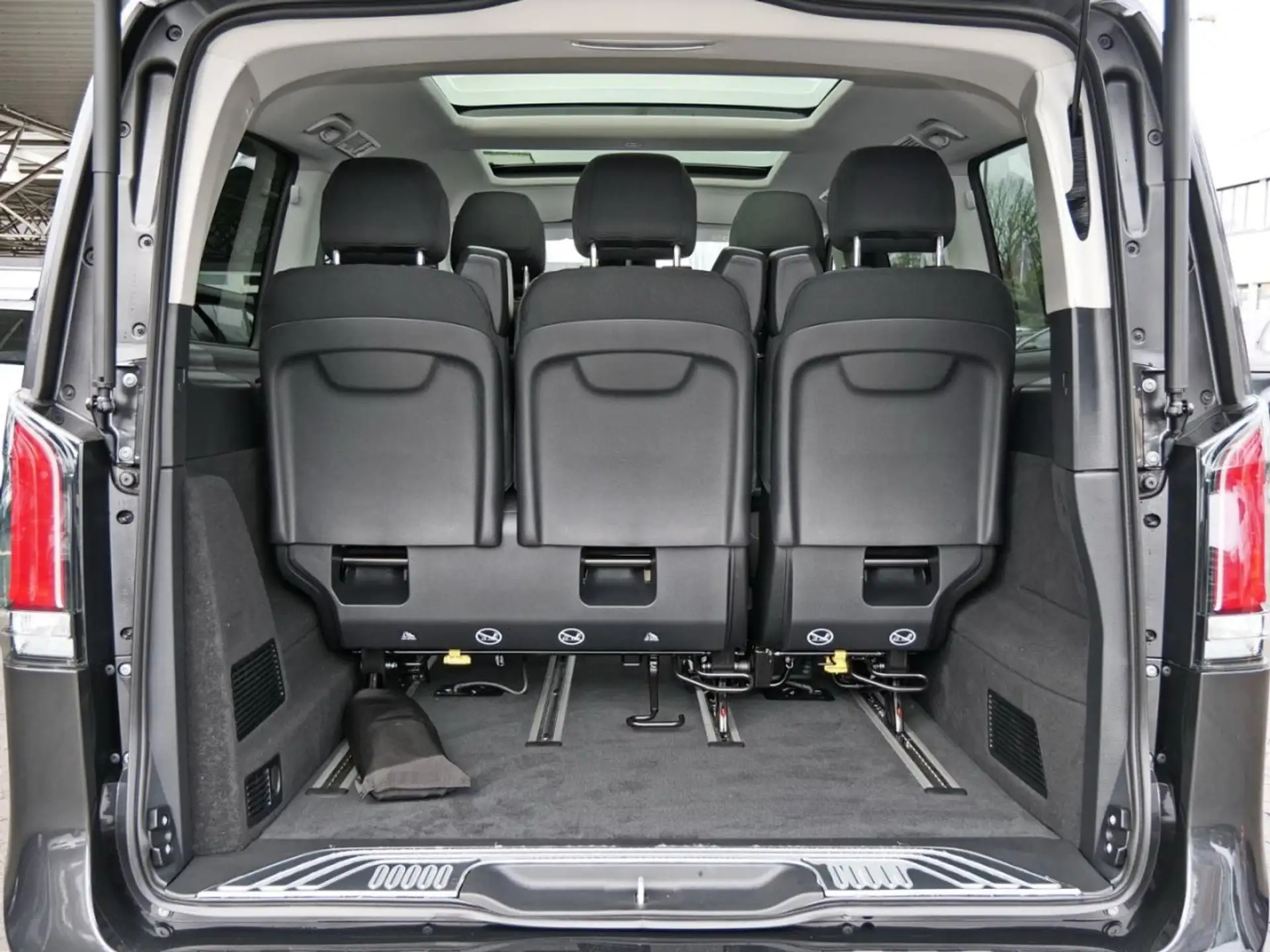 벤츠 Mercedes-Benz V 300 d STYLE Lang Standhzg Distronic 360° AHK 2026 블랙 사진 6