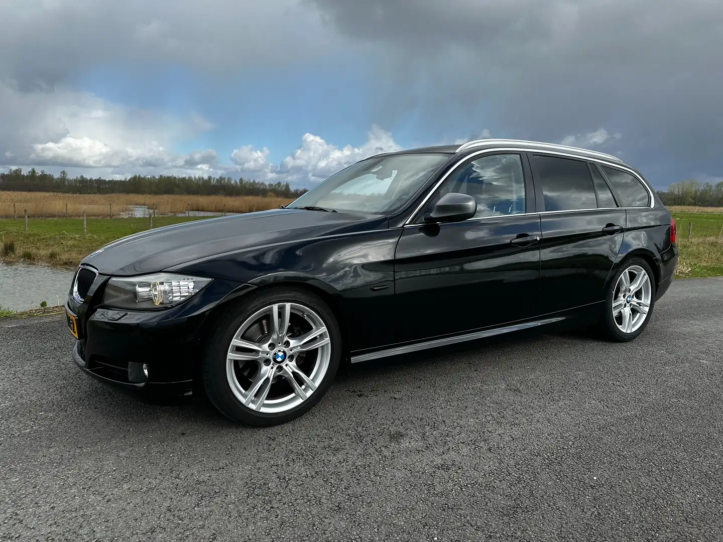 BMW 320 D Luxury Line|Panorama|NaviProf|Sportstoelen|Clima Zwart - 1