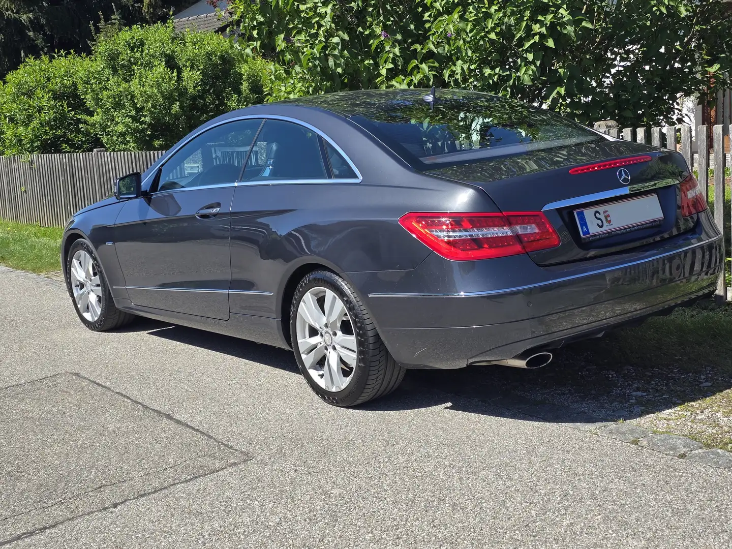 Mercedes-Benz E 200 E 200 CGI BlueEfficiency Grau - 1