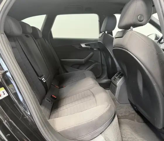 Audi A4 view 9