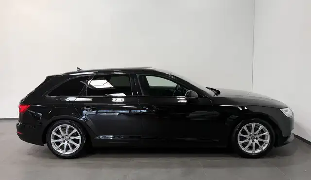 Audi A4 view 4