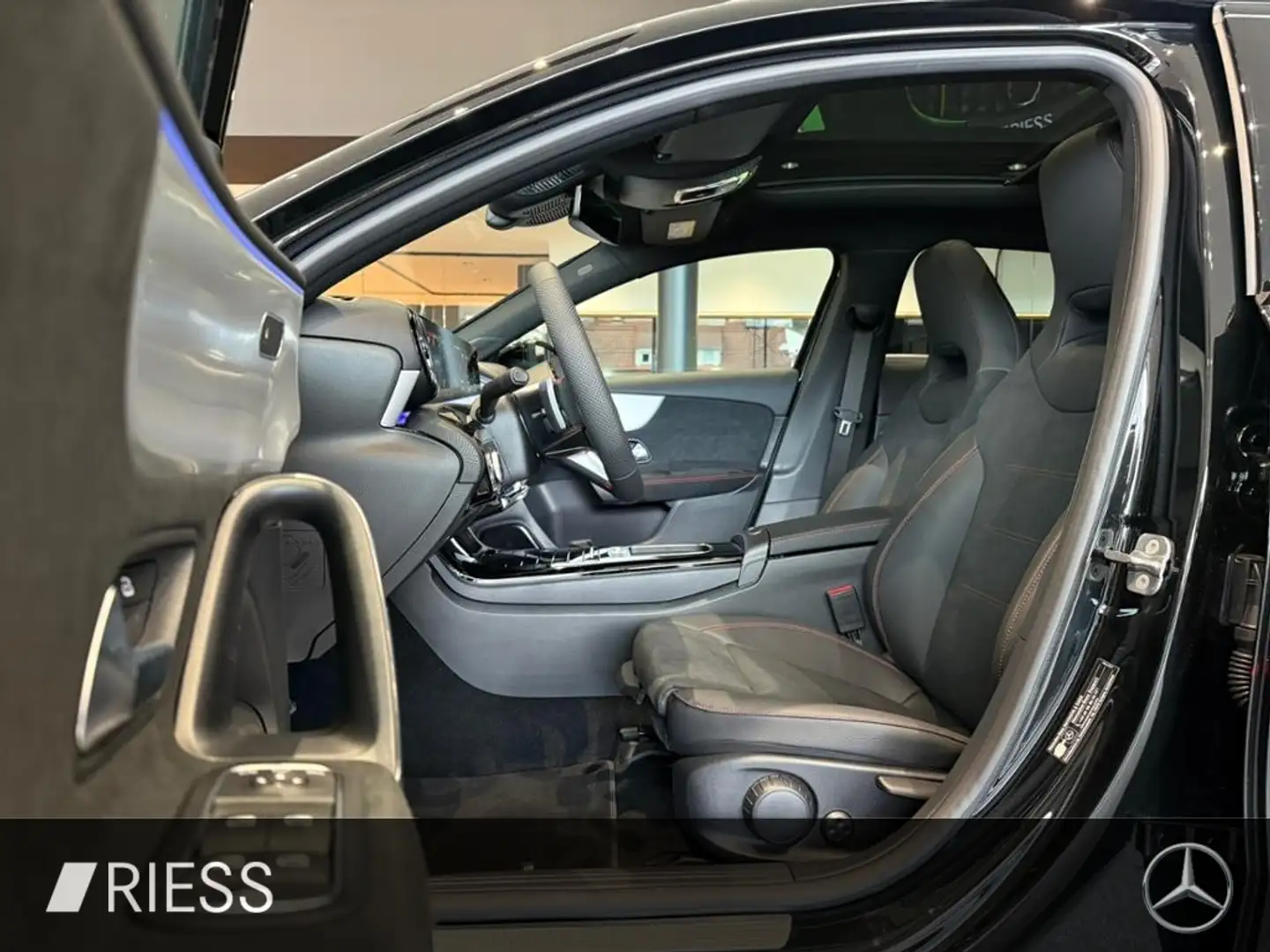 Mercedes-Benz A 200 AMG+PANO+MULTIBEAM+KEYLESS+TOTWKL+360°+ Schwarz - 2