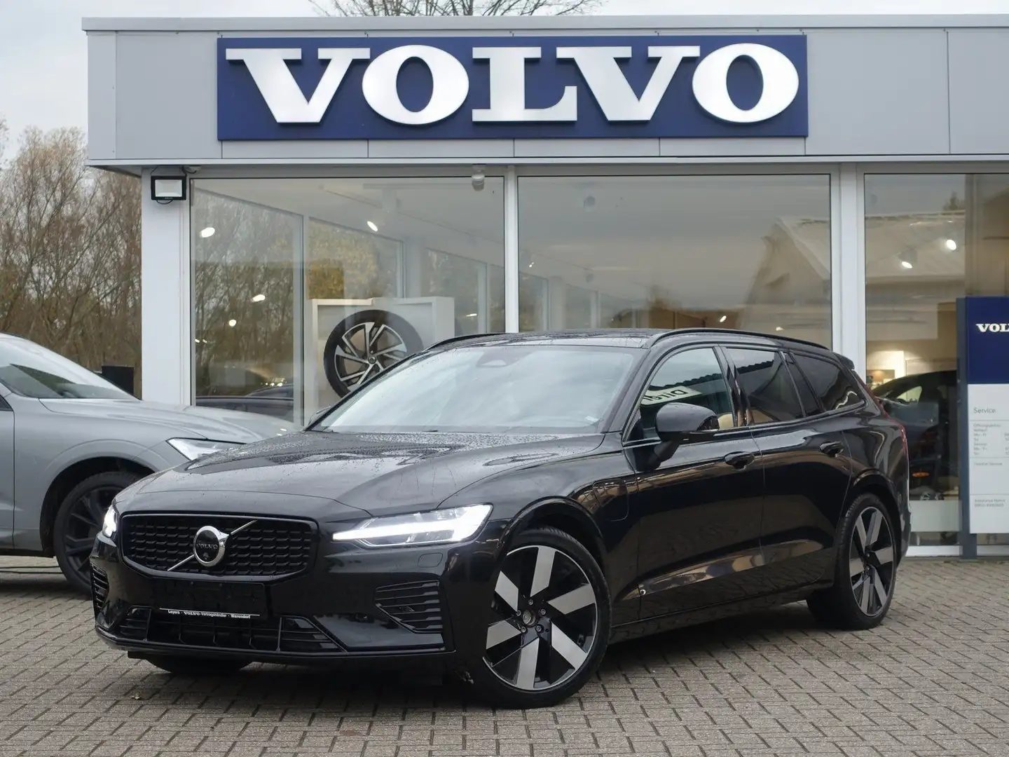 Volvo V60 Plus Dark T6 AWD Plug-in Hybrid AHK/360°/KAM Schwarz - 1