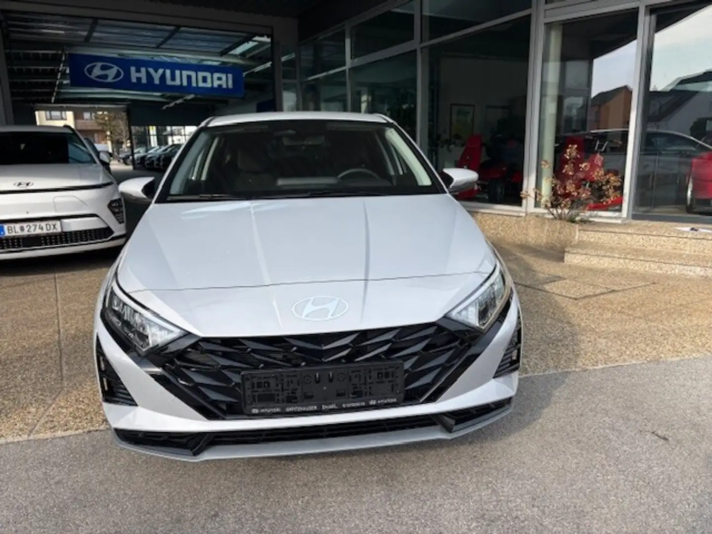 Hyundai i20 1,0 T-GDI GO DCT Grau - 2