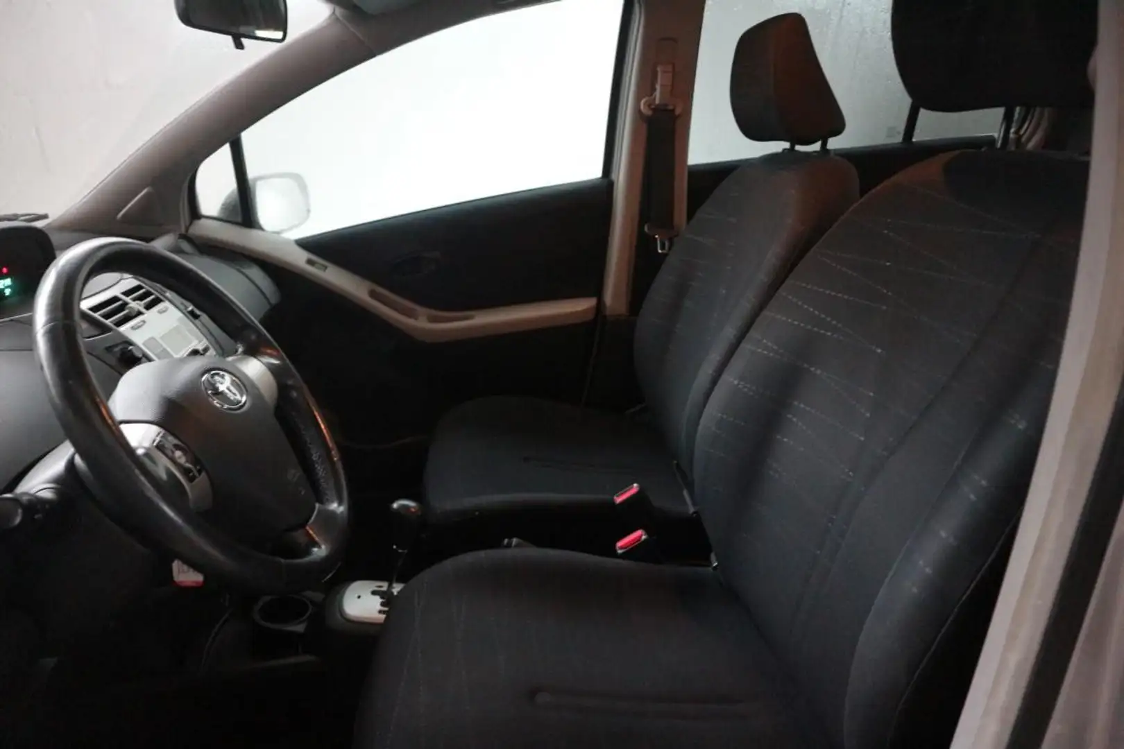Toyota Yaris 1.3 VVTi AUTOMAAT / DEALER ONDERHOUDEN ! ! ! ! Grau - 2