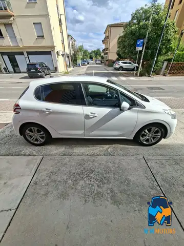 Peugeot 208 view 5