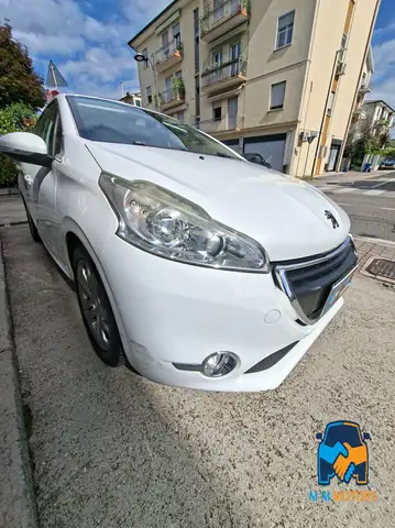 Peugeot 208 view 3