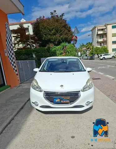 Peugeot 208 view 2