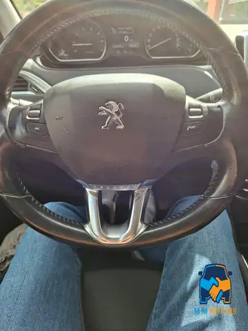 Peugeot 208 view 9