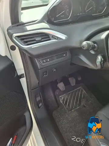 Peugeot 208 view 12