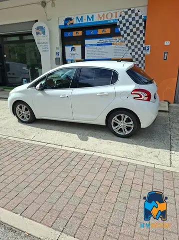 Peugeot 208 view 4