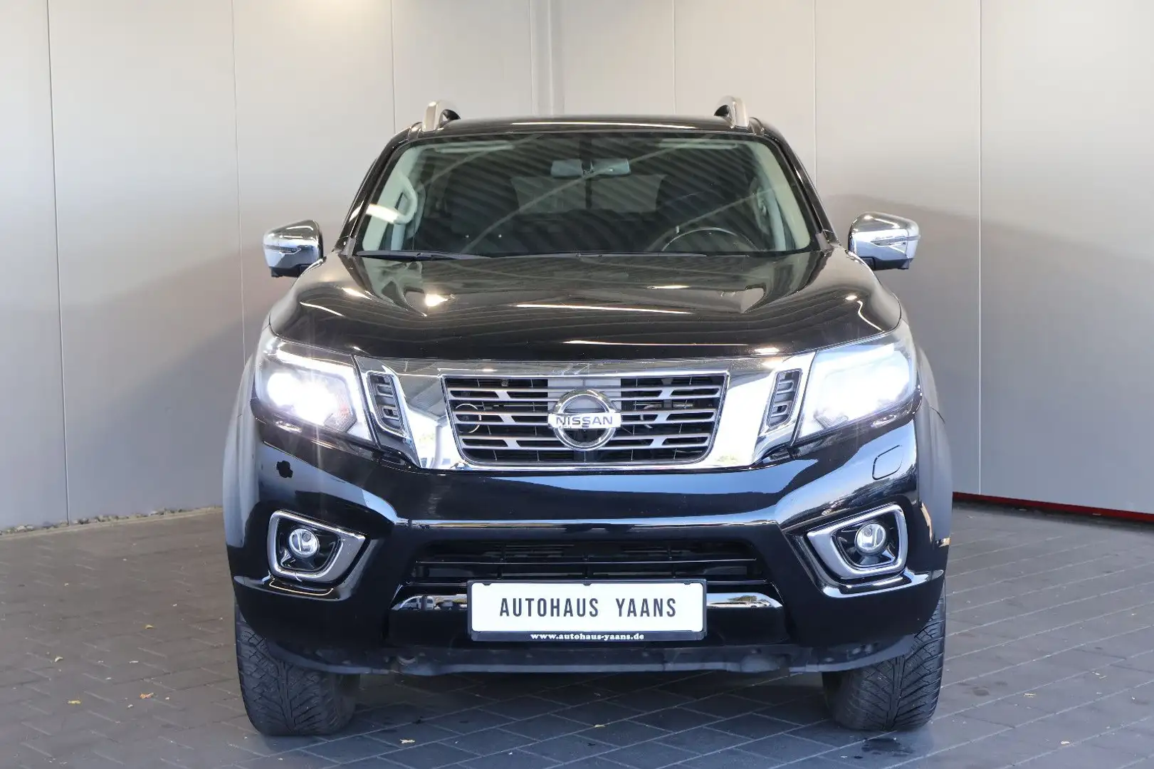 Nissan Navara NP300 2.3 dCi Double Cab 4x4 KEY+360°+AHK Schwarz - 2