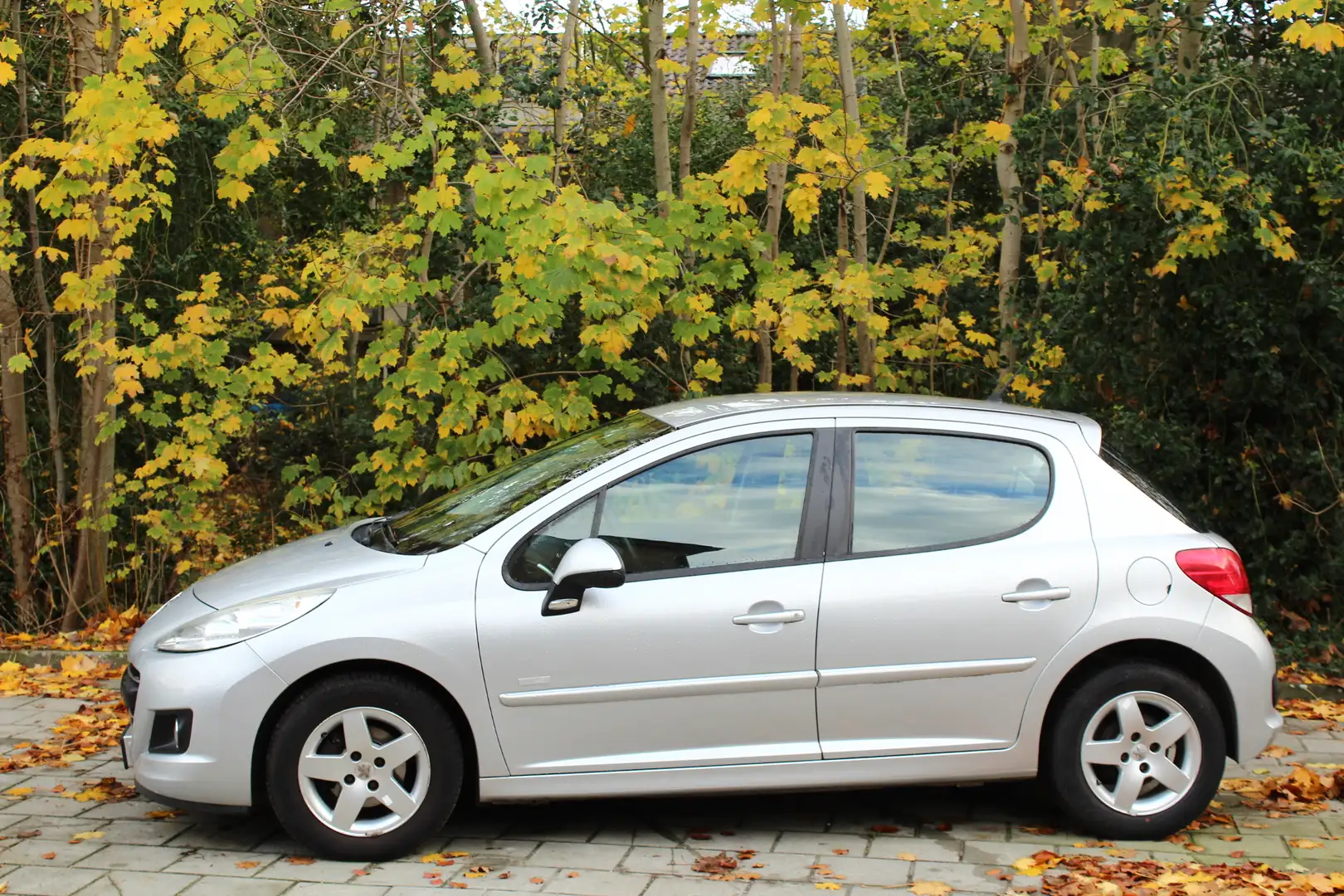 Peugeot 207 1.4 VTi Millesim 200 airco cruise trekhaak Grau - 1