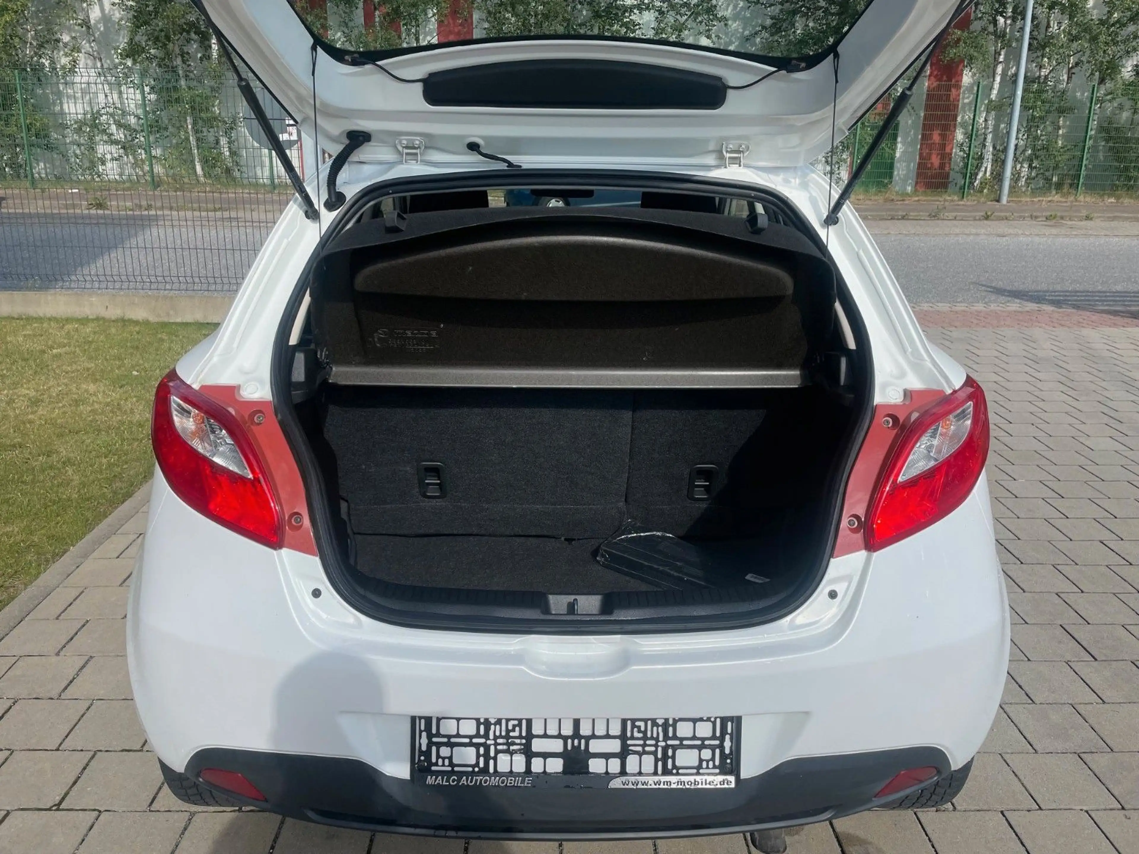 Mazda 2 Lim. 1.6 CD Center-Line(Tüv&Insp. neu/2 Hand) — photo 13