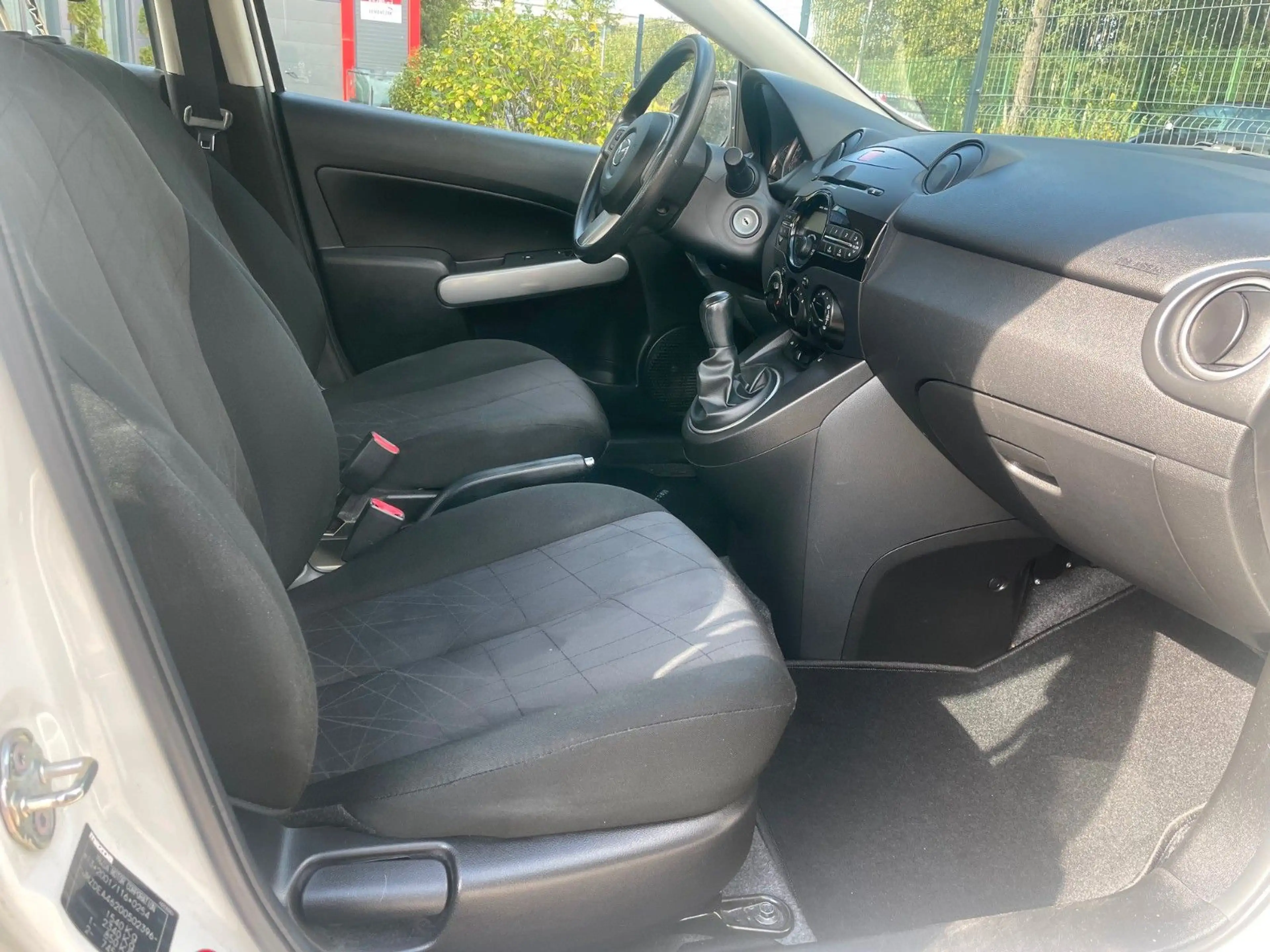 Mazda 2 Lim. 1.6 CD Center-Line(Tüv&Insp. neu/2 Hand) — photo 9