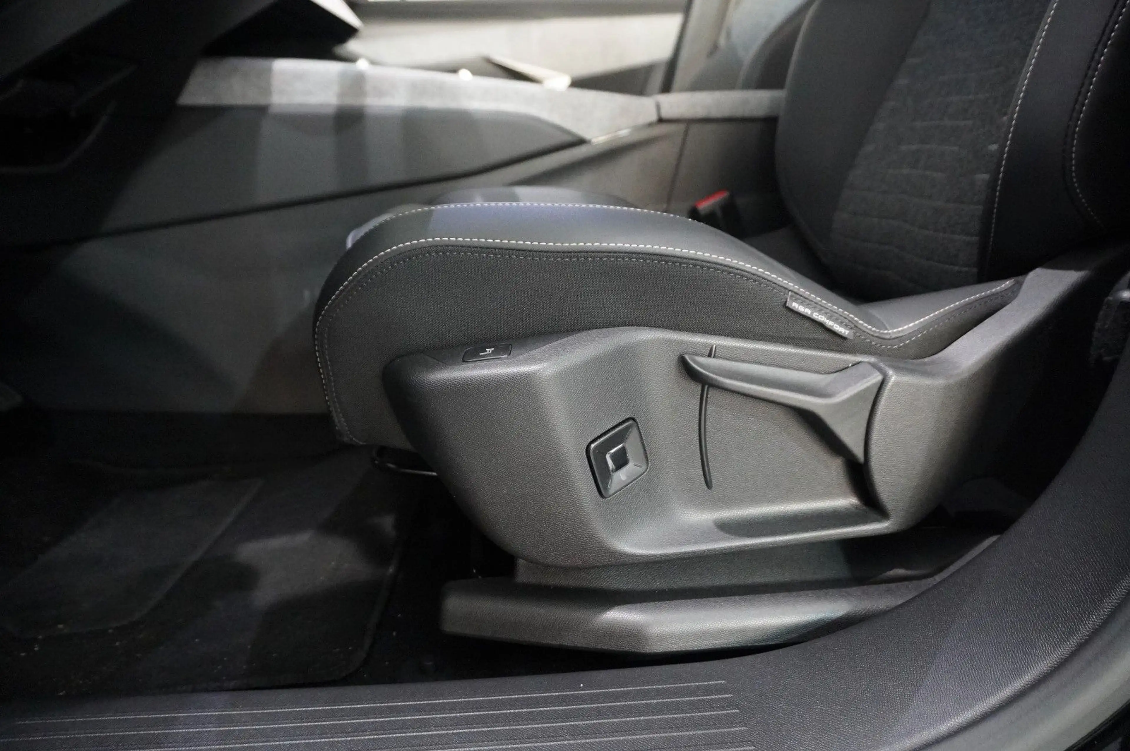 Peugeot 3008 Hybrid 145 ALLURE E-DSC NAVI/LED/KAMERA — photo 14