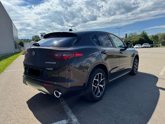Alfa Romeo Stelvio 2.0 Turbo AT8 Q4 AWD 280 PS Vollausstattung