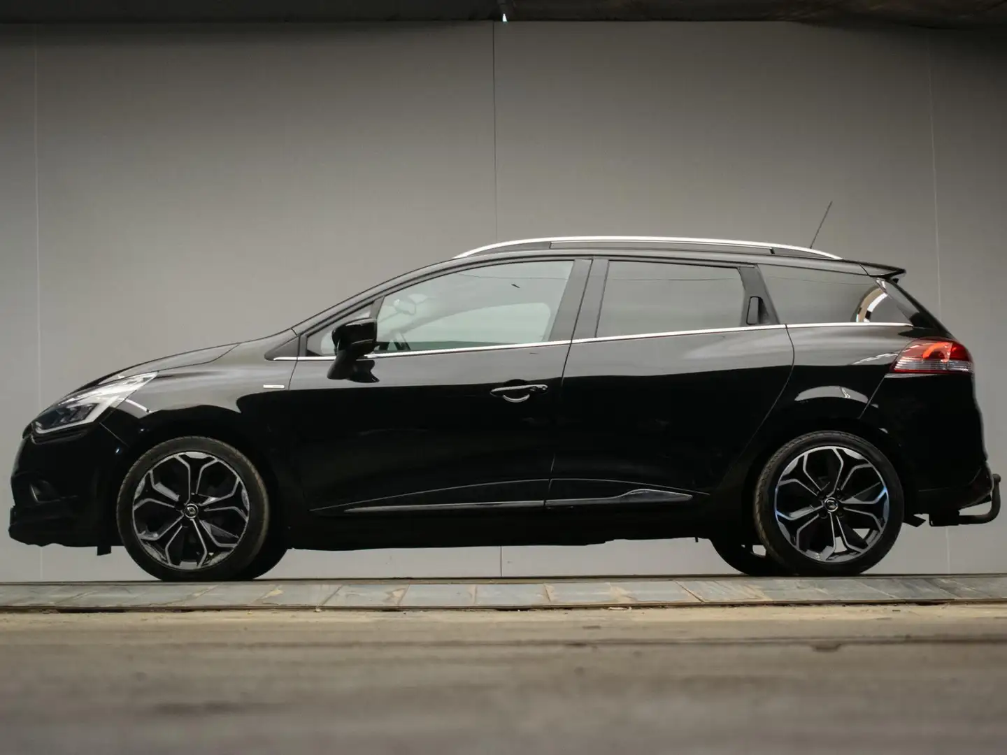 Renault Clio Estate 0.9 TCe Bose Sport (NAVI,LED,CLIMATE,SPORTS Zwart - 1