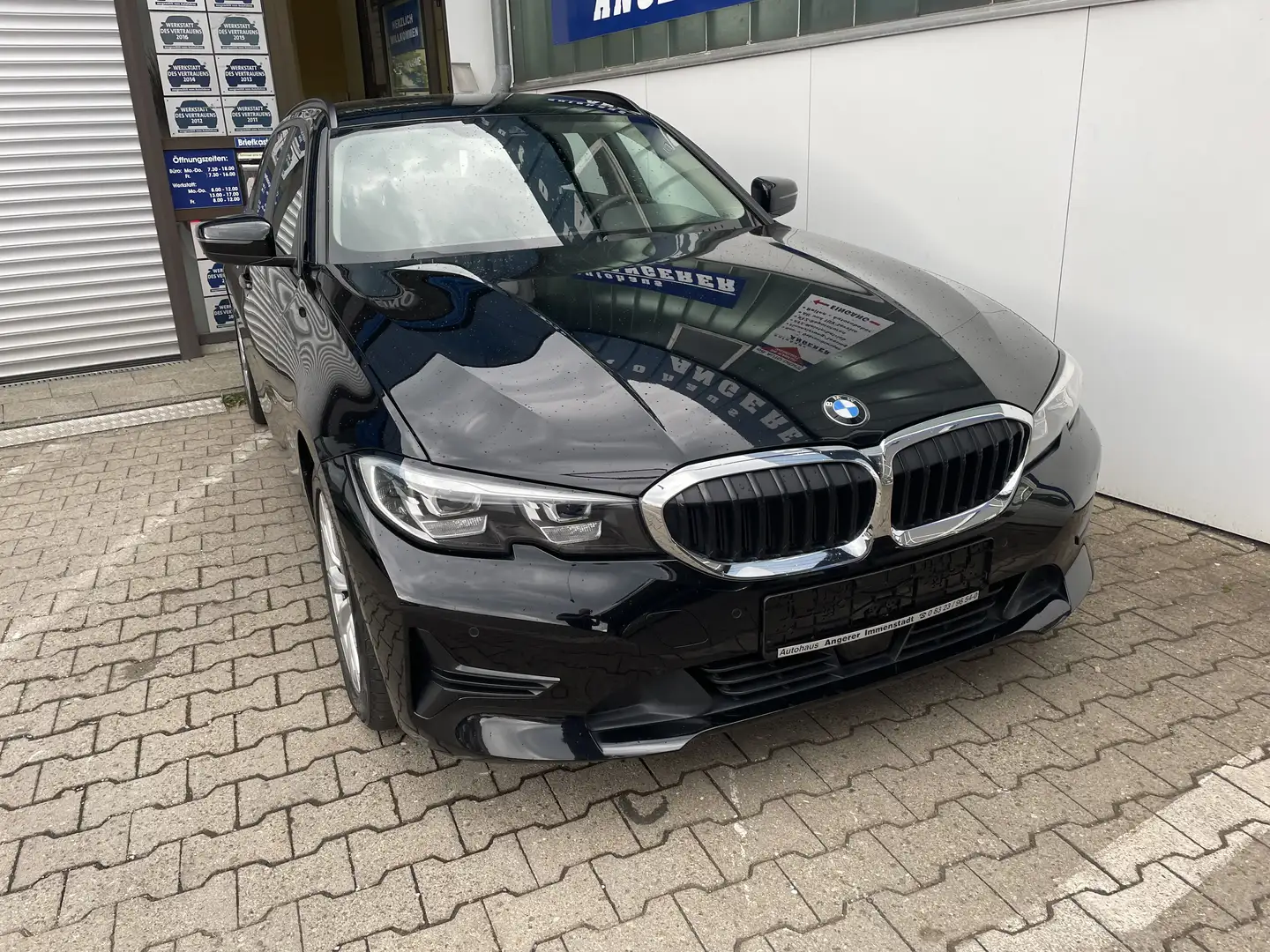 BMW 318 Automatic Advantage AHK, LED, Navi, Top Zustand Schwarz - 2