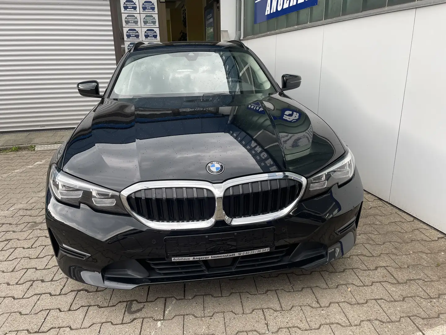 BMW 318 Automatic Advantage AHK, LED, Navi, Top Zustand Schwarz - 1