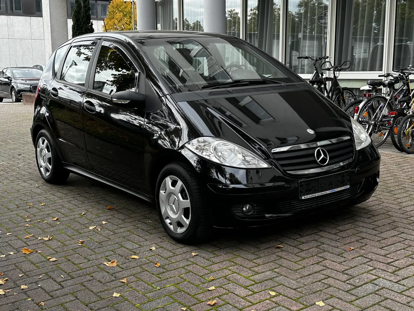 Mercedes-Benz A 200 Automatik/Klima.A/Sitz-H/Tüv-Neu/Tempomat/CD-Pl Schwarz - 1