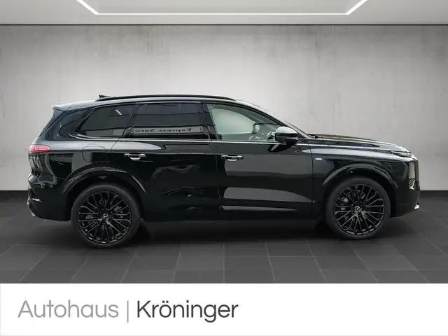 Audi Q7 view 4