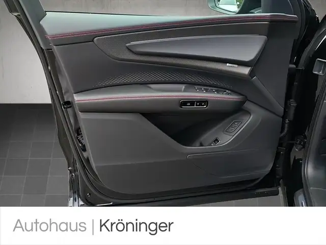 Audi Q7 view 8