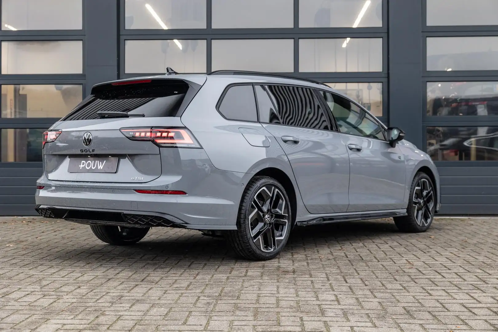Volkswagen Golf Variant 1.5 eTSI 150pk DSG R-Line Edition | Sport Pakket | Grijs - 2