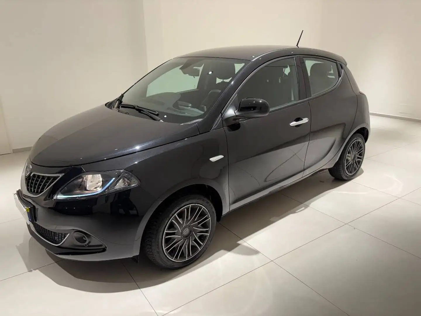 Lancia Ypsilon 1.0 firefly hybrid Gold s&s 70cv 5p.ti Nero - 1