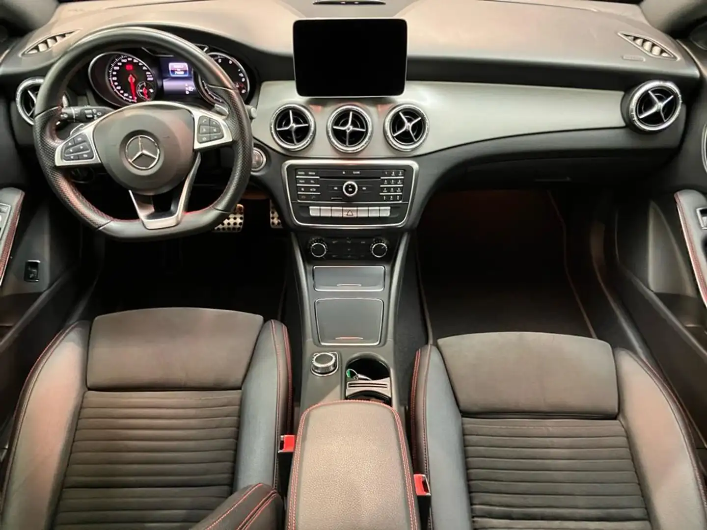 Mercedes-Benz CLA 180 AMG Line Grau - 1