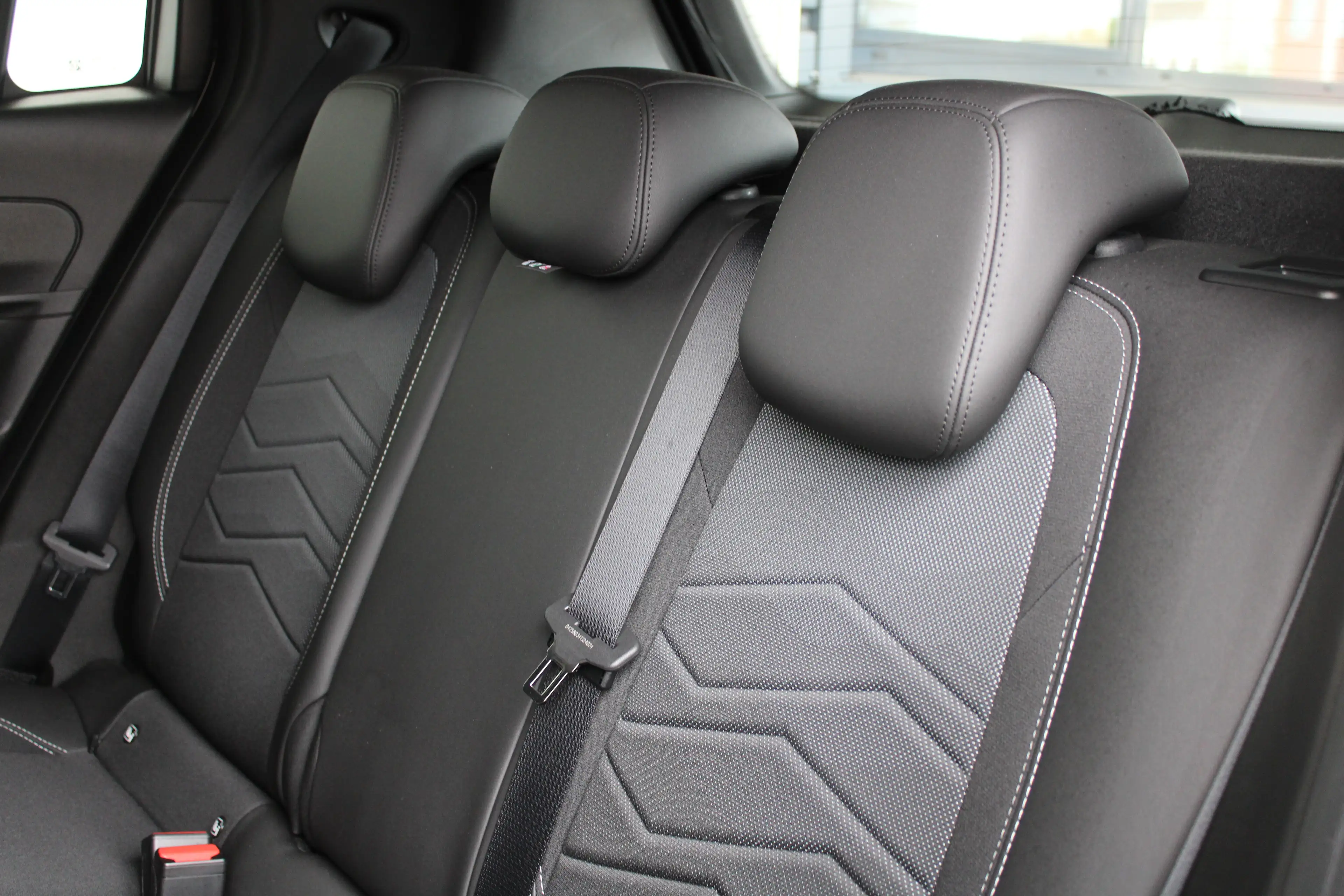 Jeep Avenger 1.2 Altitude | Elektrische achterklep | JBL Audio — photo 12
