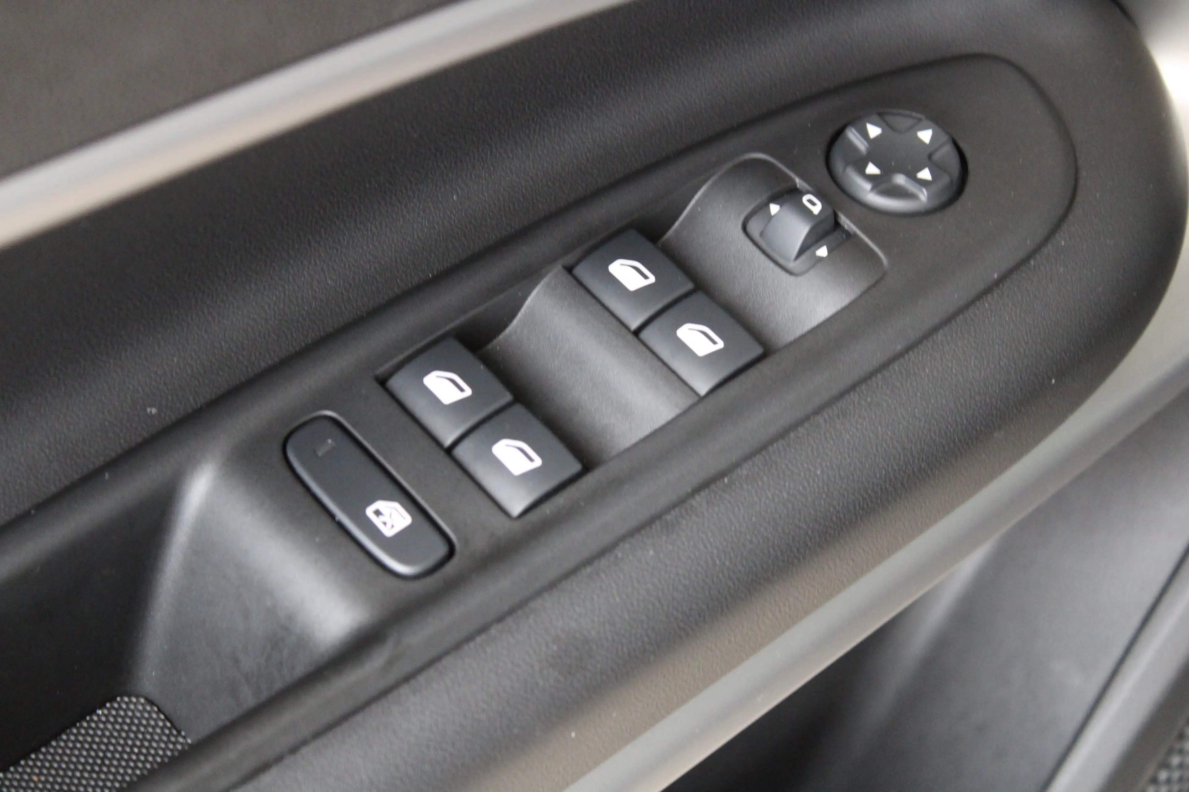 Jeep Avenger 1.2 Altitude | Elektrische achterklep | JBL Audio — photo 16