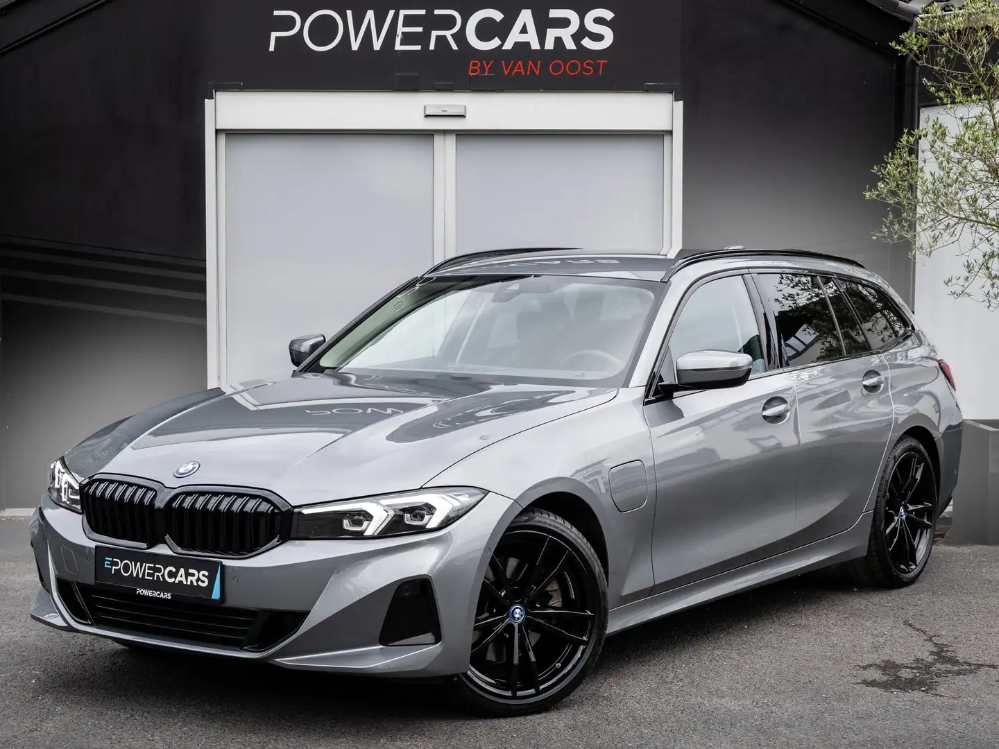 BMW 320 e Touring | Shadow Line | 19" | Camera | Trekhaak Grijs - 1
