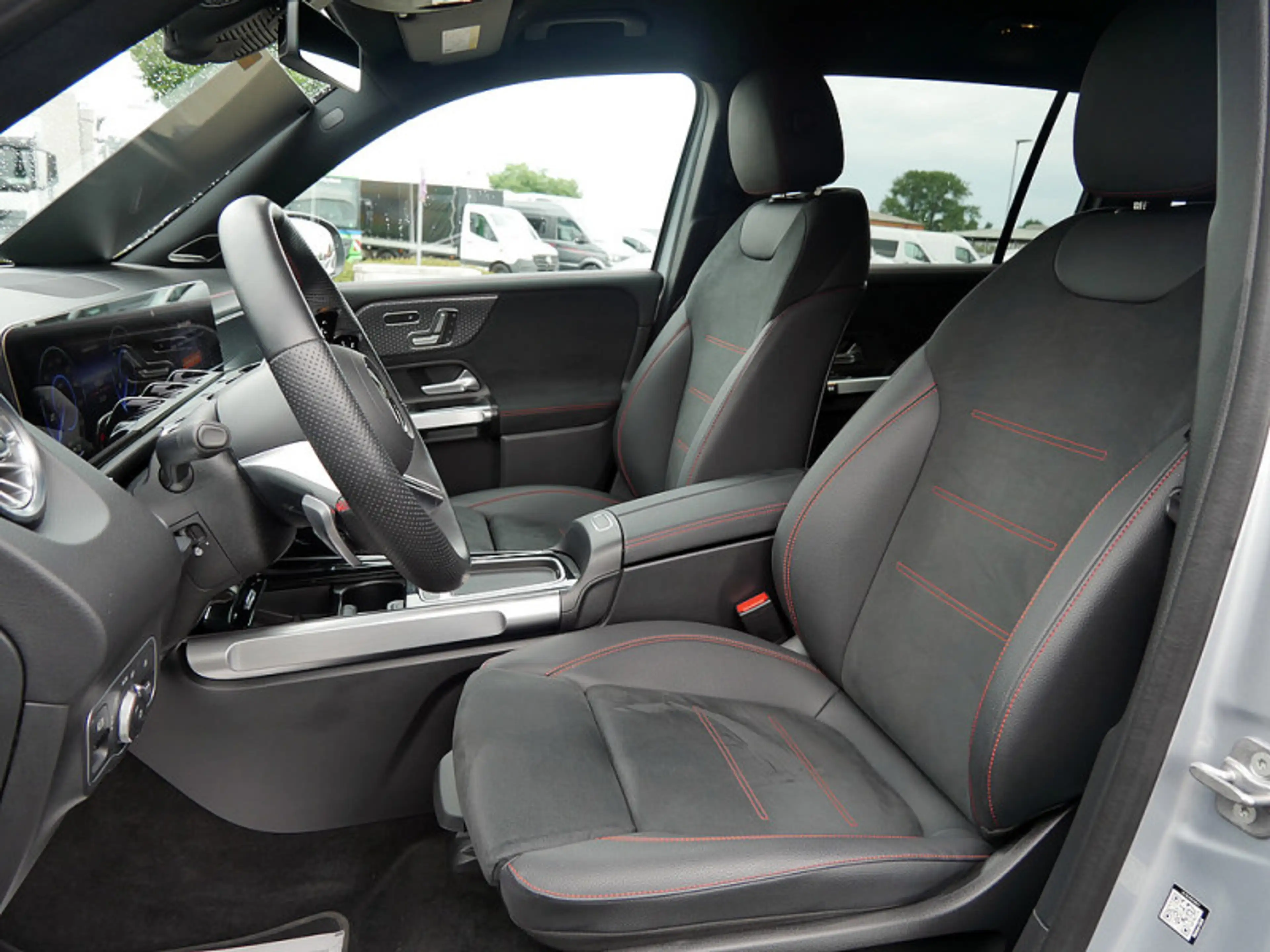 Mercedes-Benz EQB 250 + , AMG BURM NIGHT PREMIUM MEMO 360 DISTR — photo 15