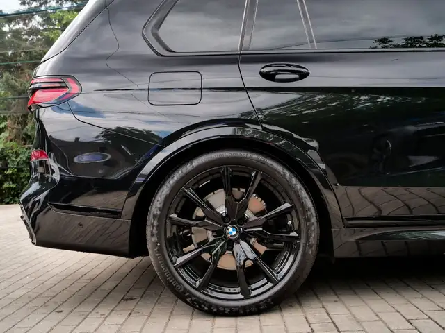 BMW X7 view 11