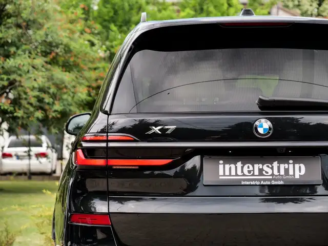 BMW X7 view 9