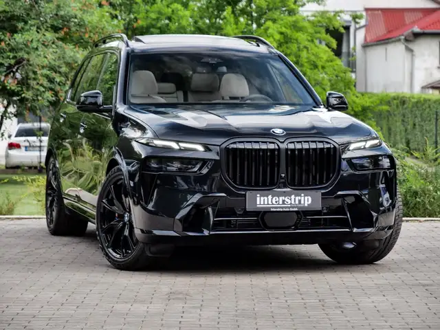 BMW X7 view 3